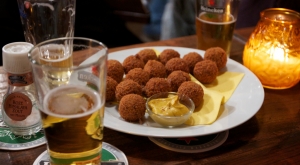 Guests enjoying an Amsterdam Food Tour